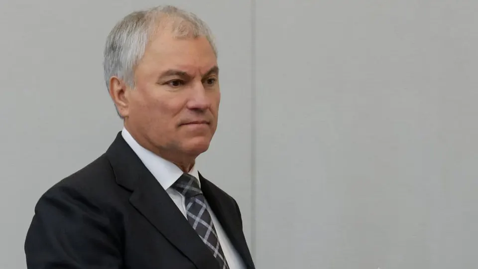 Спикер Госдумы призвал в приоритетном порядке развивать городской электротранспорт, а глава профильного комитета попросил автомобилистов потерпеть из‑за очередей на заправках. Между тем ограничения на продажу топлива и атаки на инфраструктуру сказываются на внутреннем рынке.