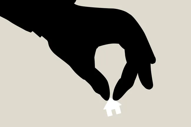 С 1 сентября 2026 года в России начнёт действовать закон об аресте имущества уехавших граждан за «правонарушения против интересов РФ». Что он меняет и какие легальные способы распоряжения недвижимостью доступны тем, кто находится за границей.
