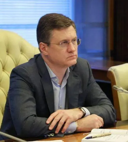 Александр Новак 7 июля провёл совещание с федеральными органами и главами регионов. Поручено ежедневно мониторить ситуацию, координировать действия и принимать оперативные меры, чтобы не допустить локальных сбоев в поставках топлива.