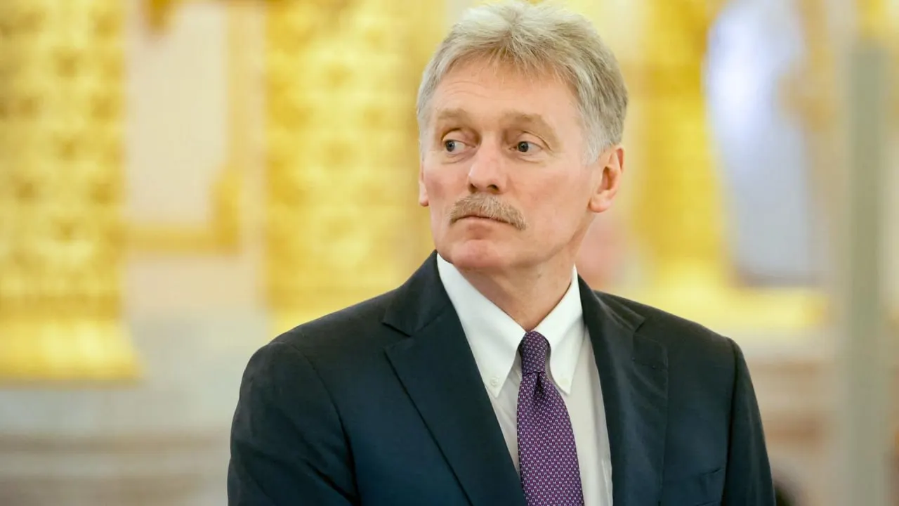 Пресс‑секретарь президента заявил, что вовлечение западных стран сделало спецоперацию полноценным военным конфликтом. Он также назвал удары по гражданской инфраструктуре террористическими и не исключил мирных переговоров при посредничестве США.