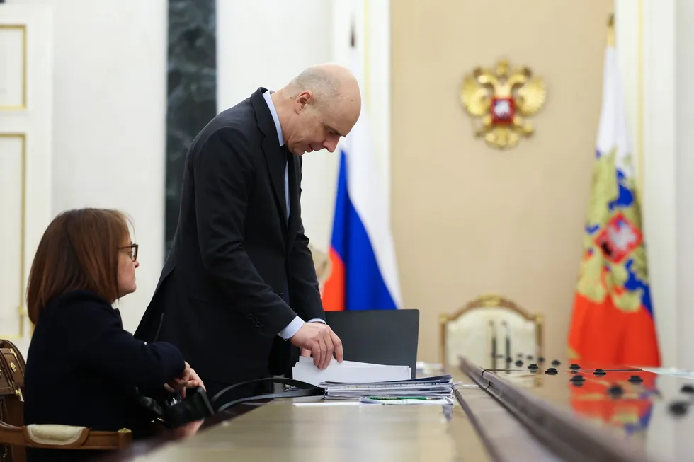 Упрощение бюджетных процедур и наращивание заимствований подрывают предсказуемость для бизнеса и устойчивость экономики. Рост военных расходов, исчерпание резервов и высокие ставки делают бюджетную дисциплину иллюзией.