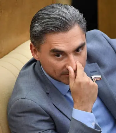 Депутат Андрей Свинцов заявил, что Telegram может остаться в РФ при соблюдении ряда требований — регистрация представительства, перенос хранения данных в Россию и сотрудничество со спецслужбами. На фоне уголовного дела против Павла Дурова россиянам рекомендовали воздержаться от финансовых операций в мессенджере.