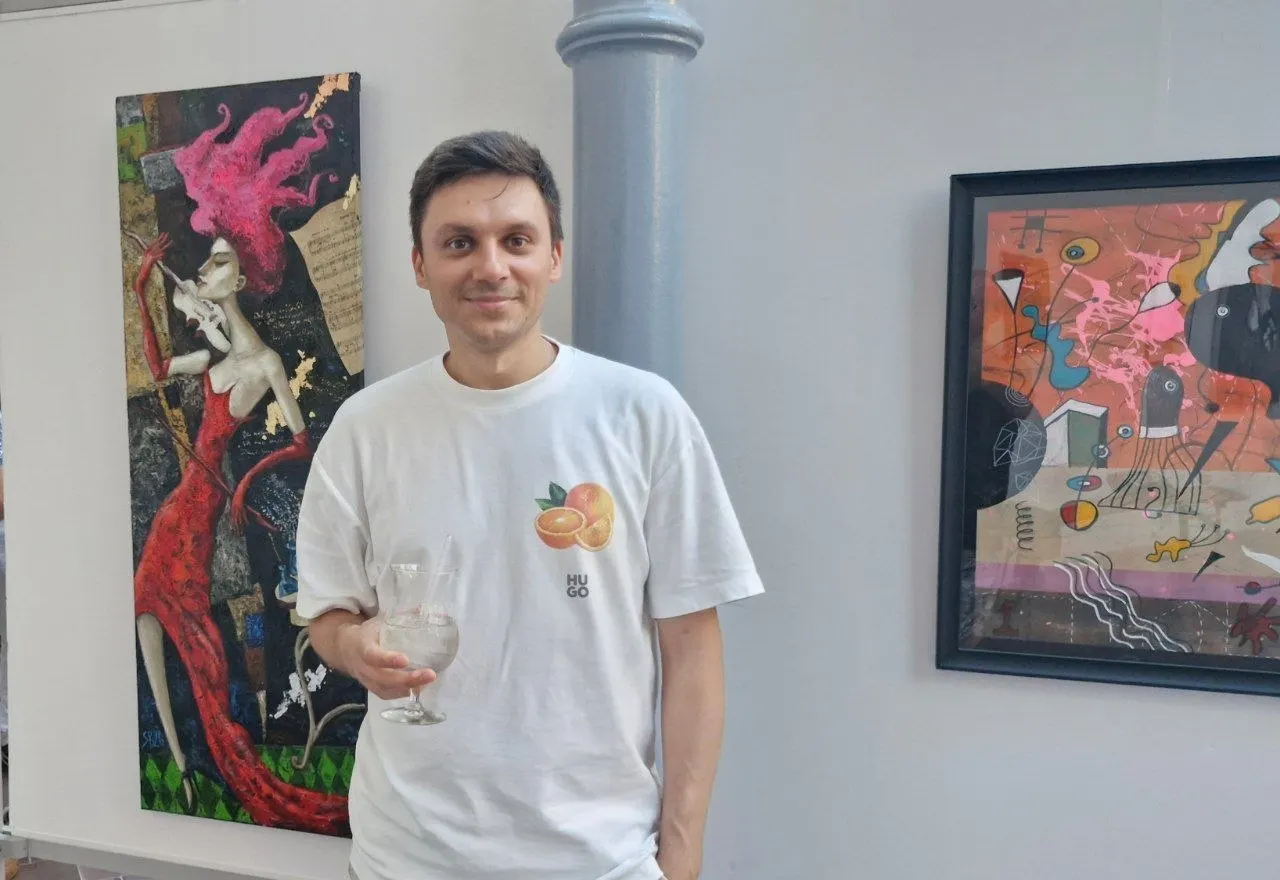 Клинический психолог Иван Звягин, признанный «иноагентом», подал иск с требованием убрать свою фотографию и персональные данные из онлайн‑выставки Минюста, считая публикацию бездоказательной и нарушающей презумпцию невиновности.