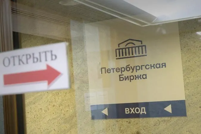 Биржа ограничит закупки топлива: покупка бензина будет разрешена только для собственных нужд или для поставки заранее указанному конечному потребителю. За нарушение правил торгов компании могут лишить доступа к площадке. Параллельно снижена обязательная доля биржевых продаж топлива.