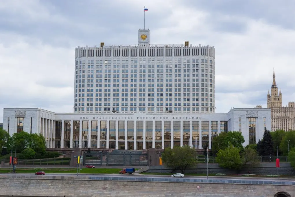 В правительство внесён законопроект, который расширяет перечень преступлений, при наличии судимости или обвинения по которым люди смогут заключать контракты с Министерством обороны во время мобилизации, военного положения или войны. В законопроекте перечислены конкретные статьи, а также указаны исключения.