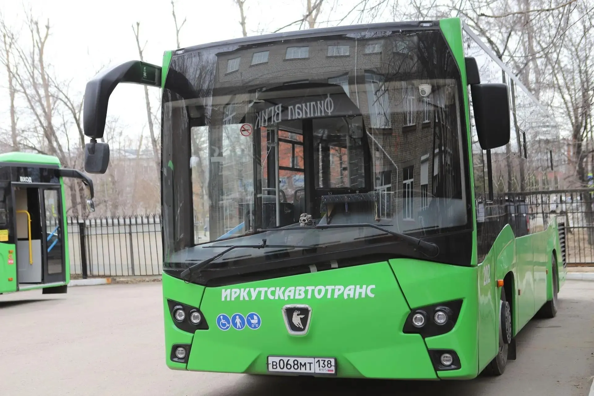 В нескольких десятках регионов перевозчики подняли цены на автобусы и отменили часть рейсов. Компании объясняют изменения подорожанием топлива и запасных частей, очередями на АЗС и дефицитом водителей; в ряде городов — резкий рост цен на муниципальный транспорт.