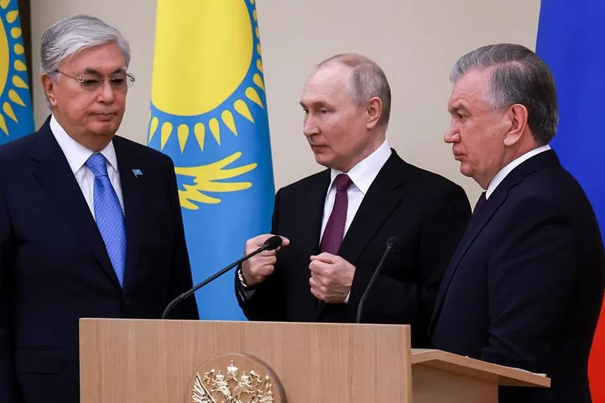 Президент подписал распоряжения о начале переговоров с Казахстаном и Узбекистаном по корректировке соглашений о военно‑техническом сотрудничестве. Реформа связана с ограничениями на поставки технологий и компонентов со стороны западных стран.