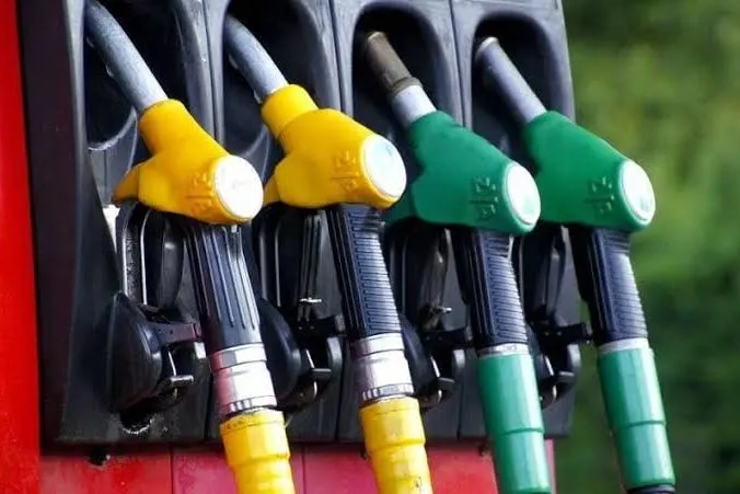 Из-за ударов по нефтеперерабатывающим заводам и дефицита топлива Москва начала ввозить бензин из-за рубежа: партия АИ‑92 из Марокко разгружается в Мурманске, одновременно растут поставки из других стран.