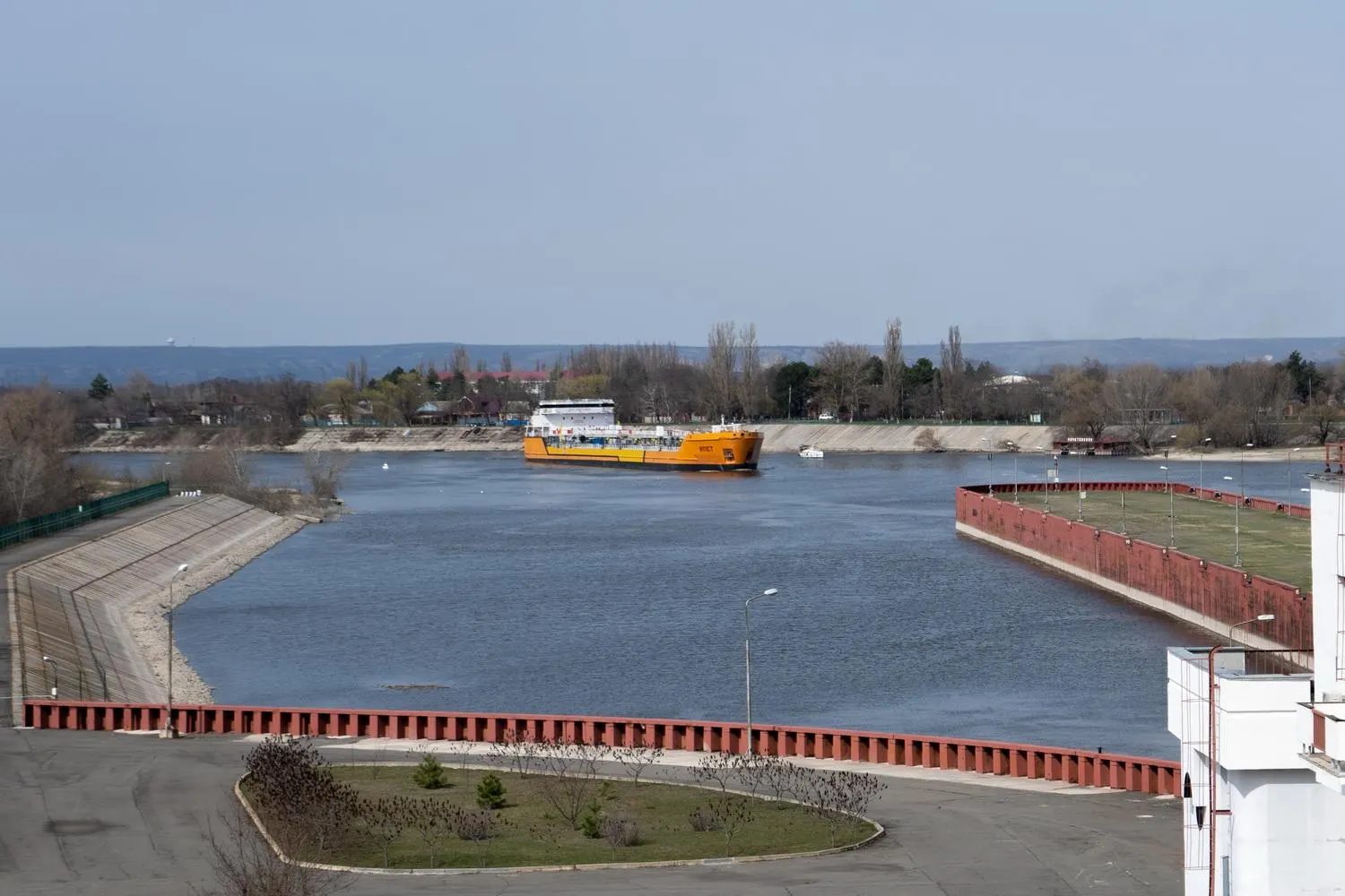 Судоходство по каналу остановлено после атак беспилотников: повреждены десятки судов, возможны перебои в экспорте зерна и с поставками топлива в Крым.