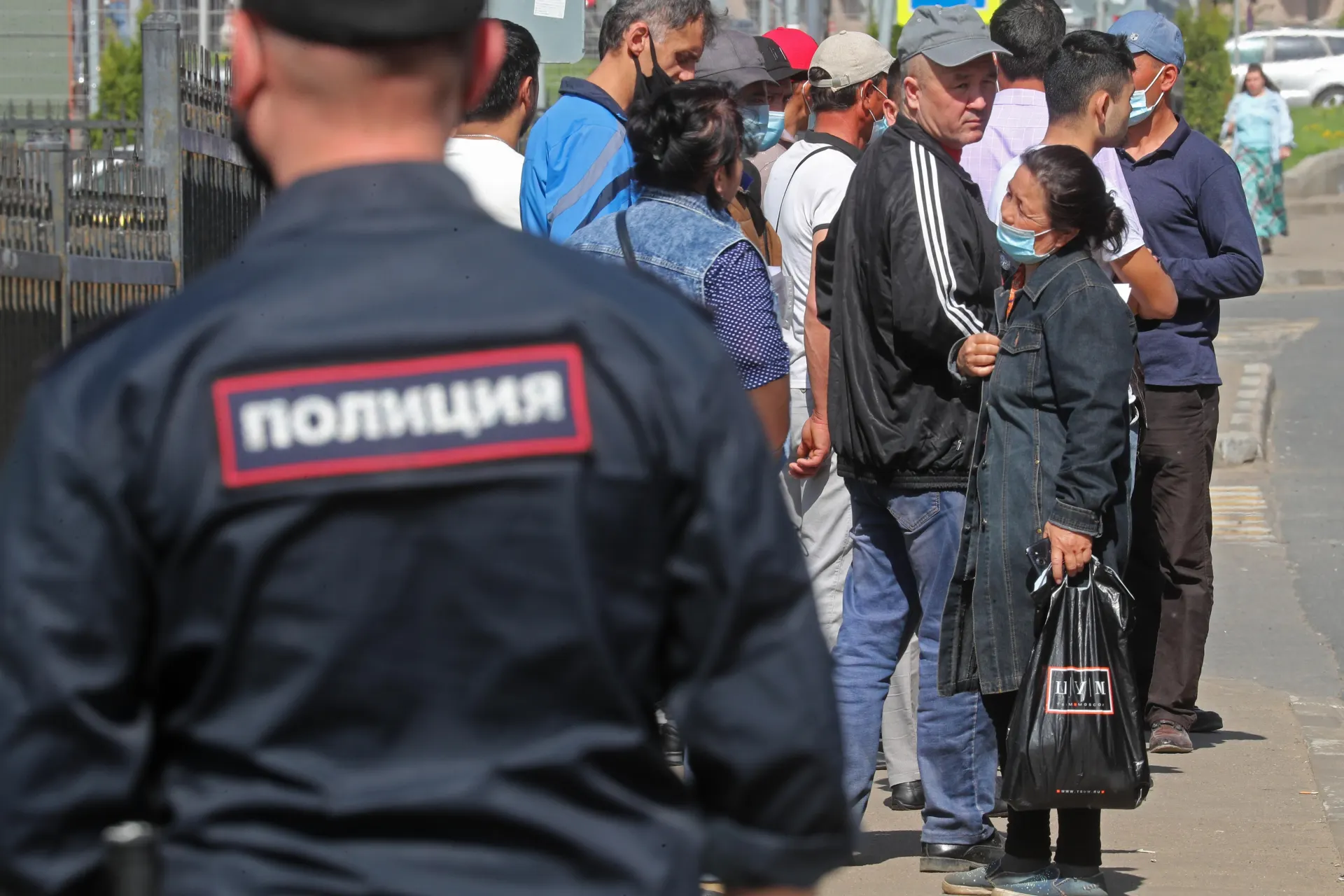 Правительство подготовило поправки ко второму чтению законопроекта об обязательной депортации иностранцев: в перечень хотят добавить дискриминацию и неповиновение законному требованию пограничника. Документ разработал МВД, он уже прошёл первое чтение в Госдуме.