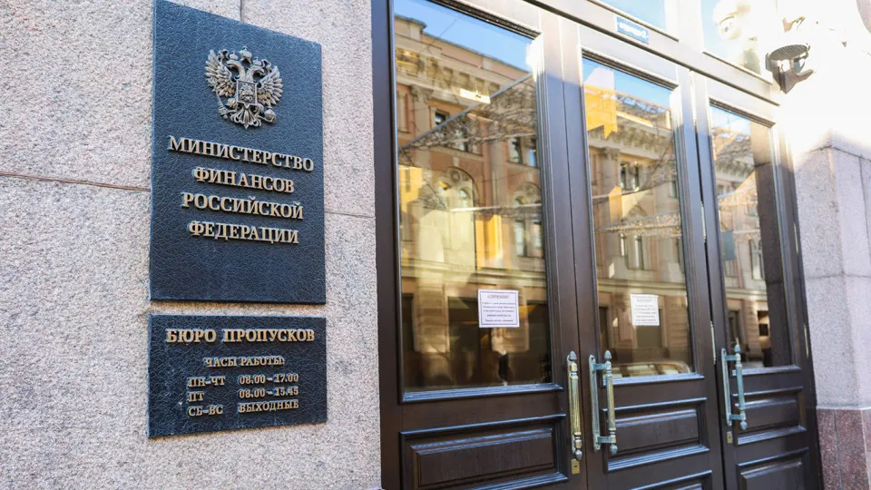 После 2022 года федеральный бюджет оказался в устойчиво дефицитной модели: госдолг вырос на 68% и к 2028 году может превысить 50 трлн рублей, а расходы на проценты утроились. Эксперты ЦМАКП предлагают закрепить предел долговой нагрузки на уровне 40% ВВП и предупредительный ориентир в 30% ВВП.