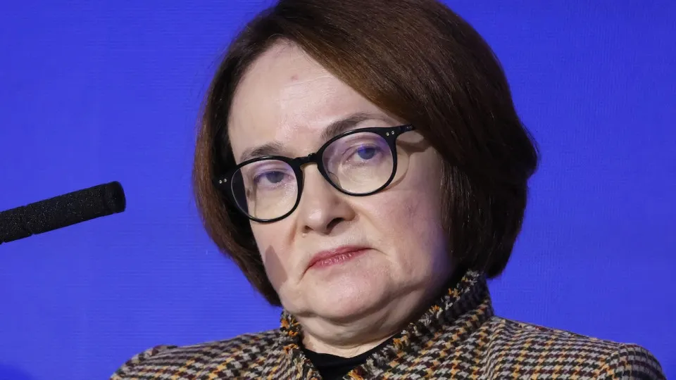 Инфляционные риски, связанные с дефицитом топлива и ростом цен на бензин и дизель, заставляют рынок закладывать отмену смягчения монетарной политики и вероятность повышения ключевой ставки в долгосрочной перспективе.