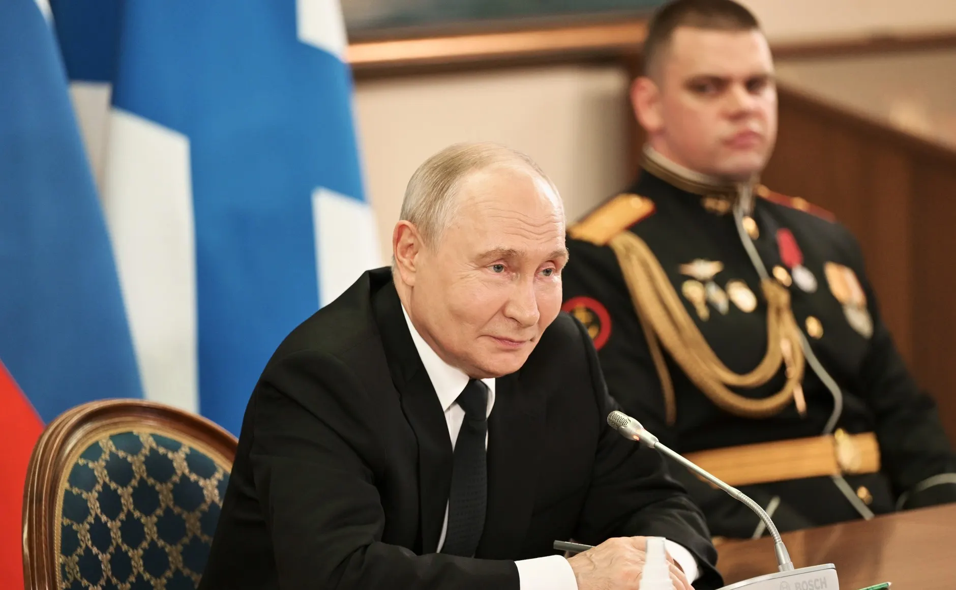 На встрече с военнослужащими президент заявил, что конфликт в Украине закончится победой России, высказался о потере Украиной западных земель, назвал причины войны и обозначил меры по обеспечению безопасности на море и в Калининградской области.