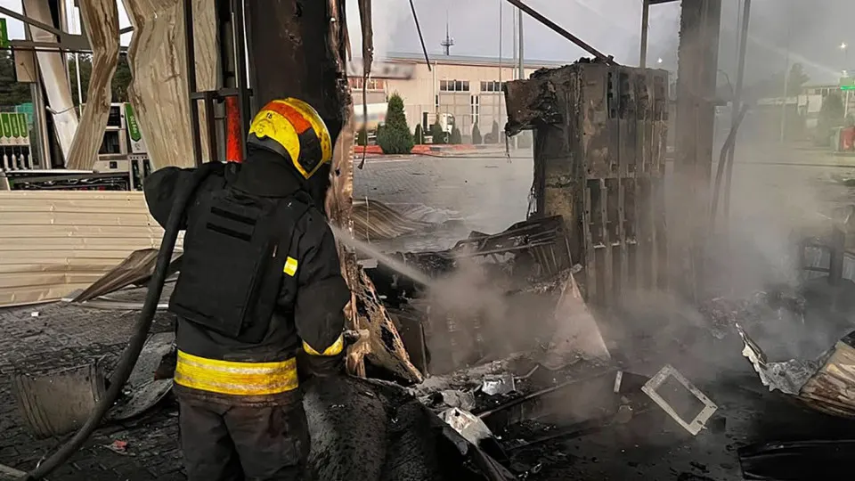 В результате ночного налёта беспилотников в Днепропетровской области были повреждены пять автозаправок, одна женщина погибла, трое ранены. Одновременно в Российской Федерации фиксируется резкое сокращение производства бензина, рост цен и экстренные импортные поставки.
