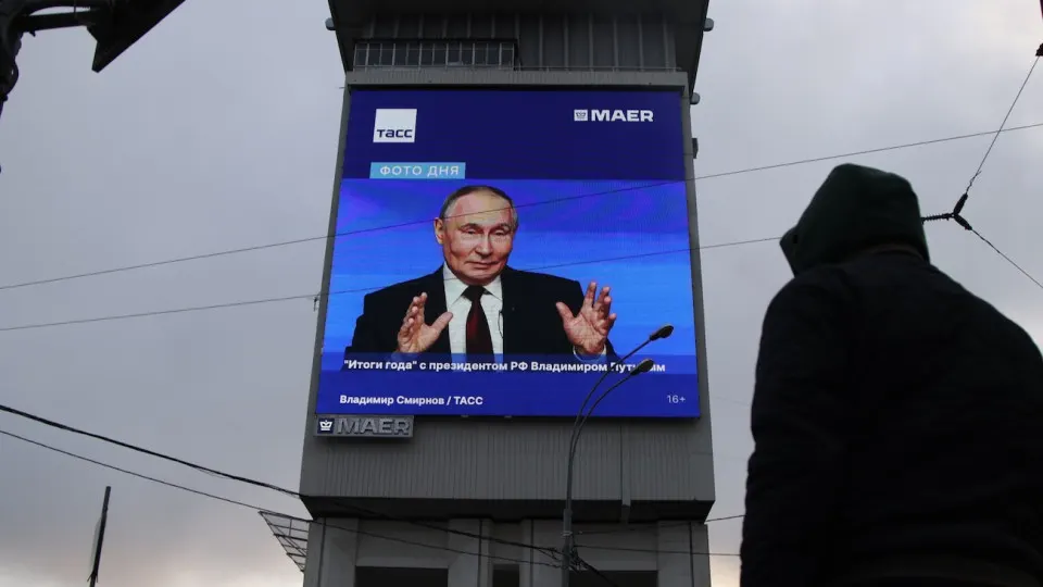 Дефицит бензина и переход к талонной и QR‑распределительной системе в регионах стали фактором рекордного недельного падения уровня одобрения работы главы государства — снижение составило 3,5 пункта.
