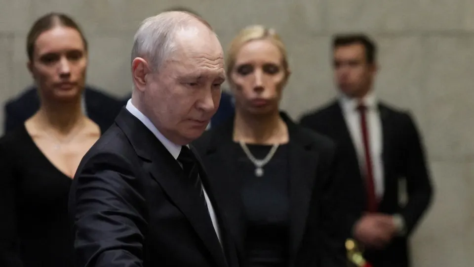 По сведениям нескольких источников, близких к Кремлю, российский президент отвергает территориальные компромиссы и склонен к наращиванию операций на Донбассе, несмотря на внешние призывы к миру и экономические предупреждения.