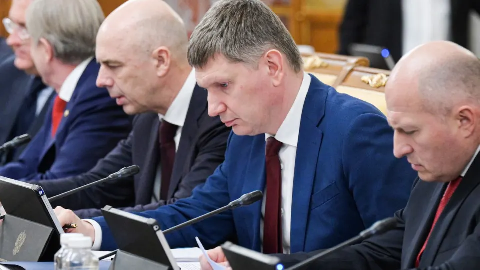 Минэкономразвития фиксирует рост ВВП за январь–май всего на 0,2% на фоне стагнации промышленности, снижения инвестиций и падения цен на нефть, что усиливает риски для бюджета и регионов.