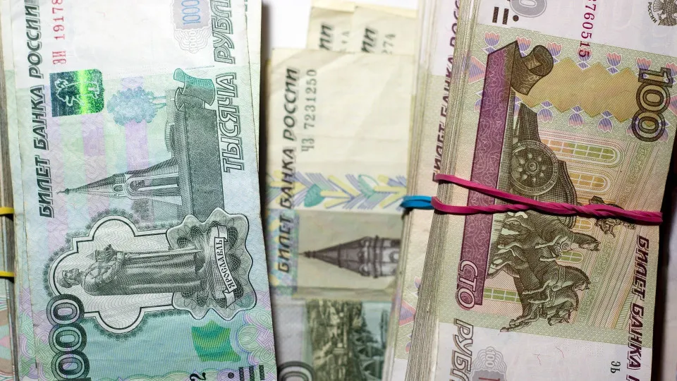 За первые две недели июля объём наличных в обращении вырос на сотни миллиардов рублей. Увеличение спроса на «кэш» вместе с ростом проблемных кредитов повышает давление на ликвидность банков.
