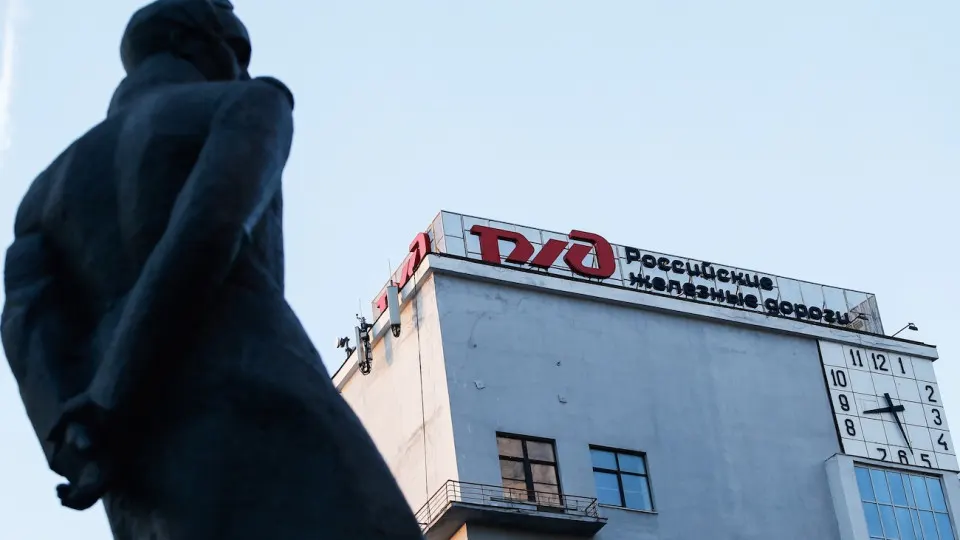Индексацию тарифов РЖД решили провести досрочно на фоне роста долгов компании и снижения объёмов перевозок. Монополия сокращает инвестиции и персонал, чтобы сократить расходы.