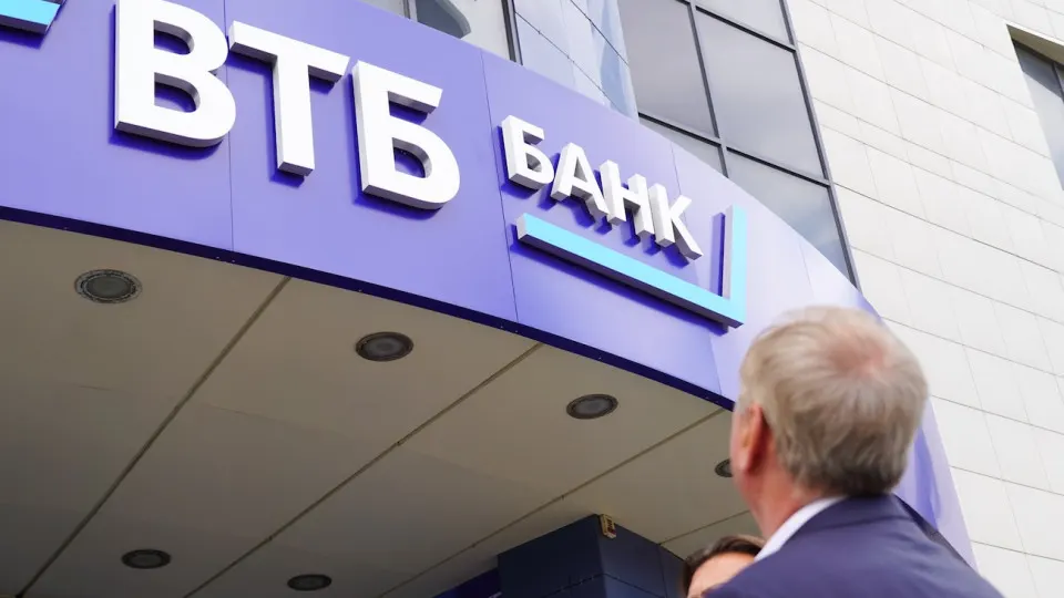 Падение котировок ВТБ сопровождается оттоком наличности, ростом проблемных кредитов и сигналами о возможном банковском кризисе в России; банк готовит дополнительные меры по пополнению капитала.