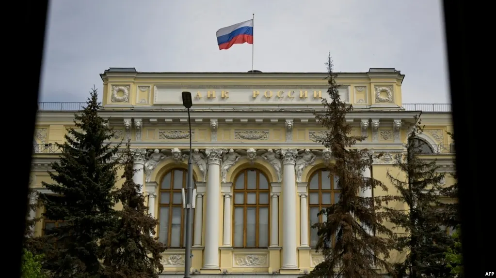 ЦБ включил Bitcoin, Ethereum и USDT в перечень криптовалют для обращения на биржах. Неквалифицированные инвесторы могут покупать их у брокеров и обменников в рамках годового лимита 300 тысяч рублей; квалифицированные инвесторы — без ограничений. Закон о цифровых валютах вступит в силу 1 сентября 2026 года.
