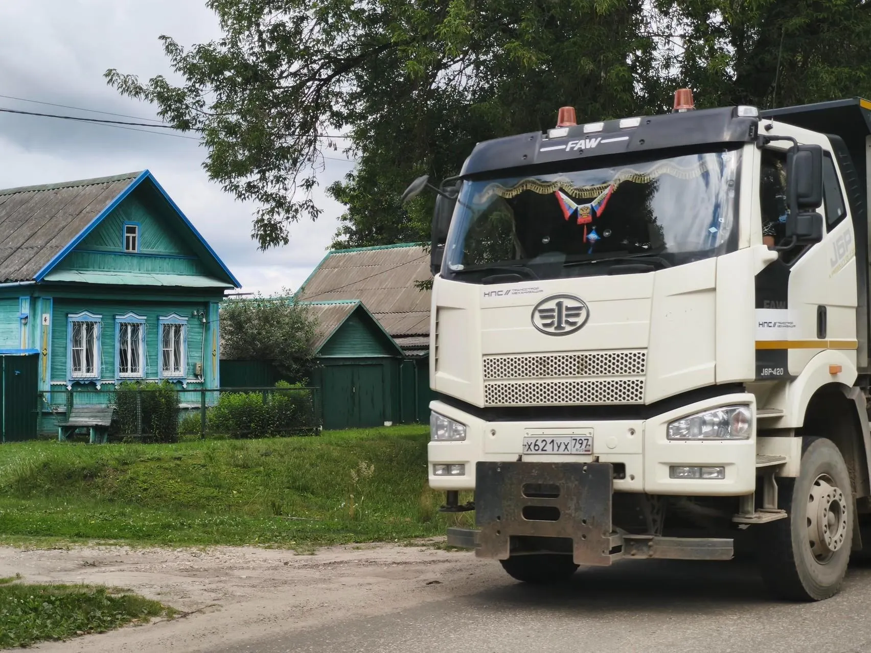 Деревни вдоль маршрута будущей скоростной магистрали сталкиваются с выселениями, шумом и новыми соседствами с поездами — как выживают жители.