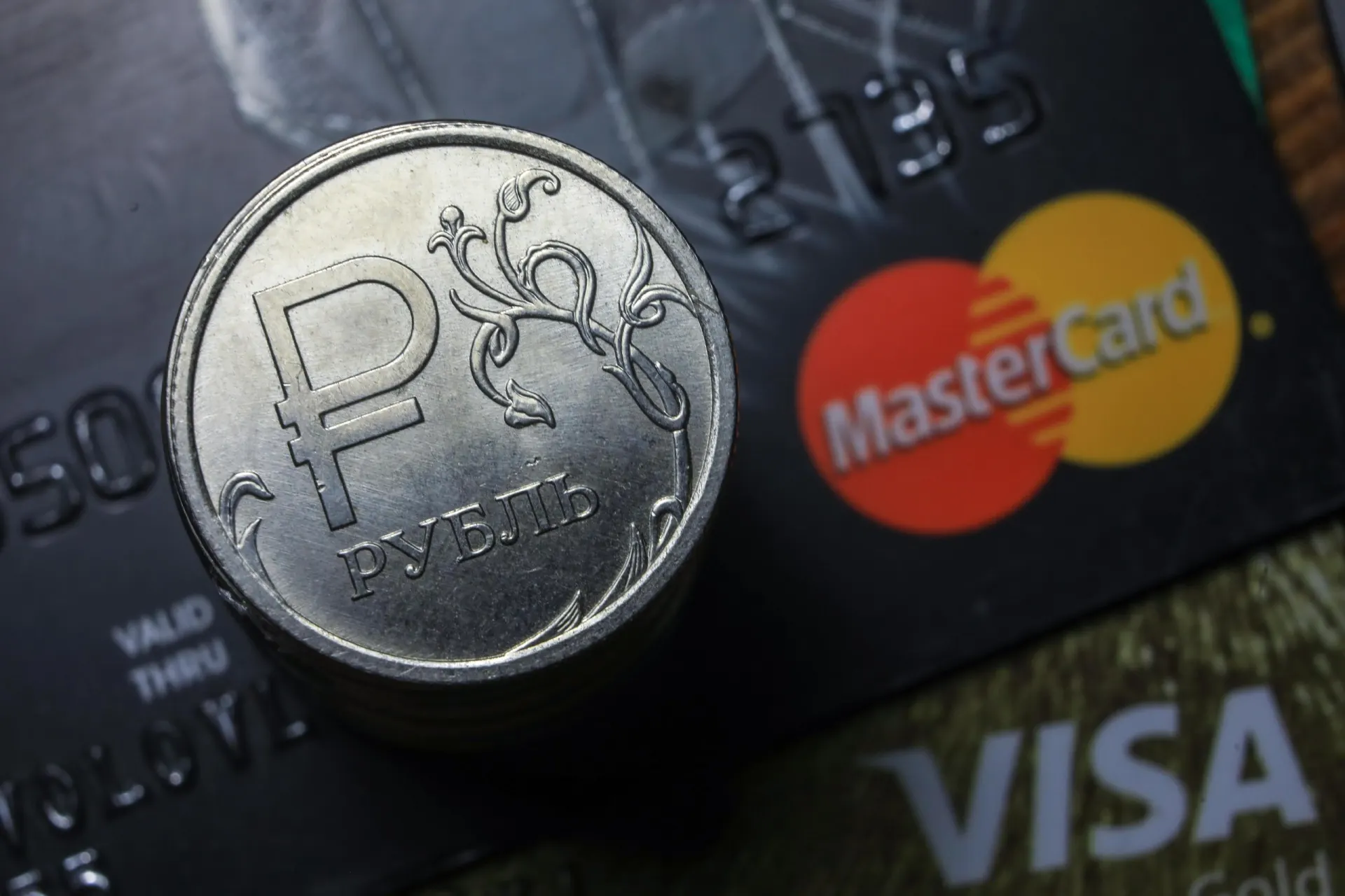 Пользователи сталкиваются с сбоями при оплате картами Visa и Mastercard и через СБП. Разбираемся, что известно на данный момент.