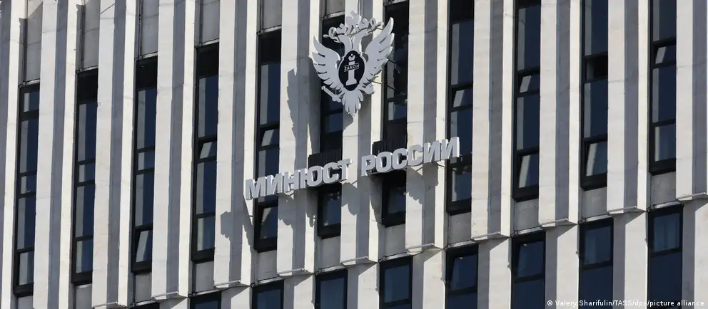 Расширение коснулось ряда иностранных организаций, включая фонд защиты прав человека и исследовательские центры; власти приводят причины и примеры расширения списка.