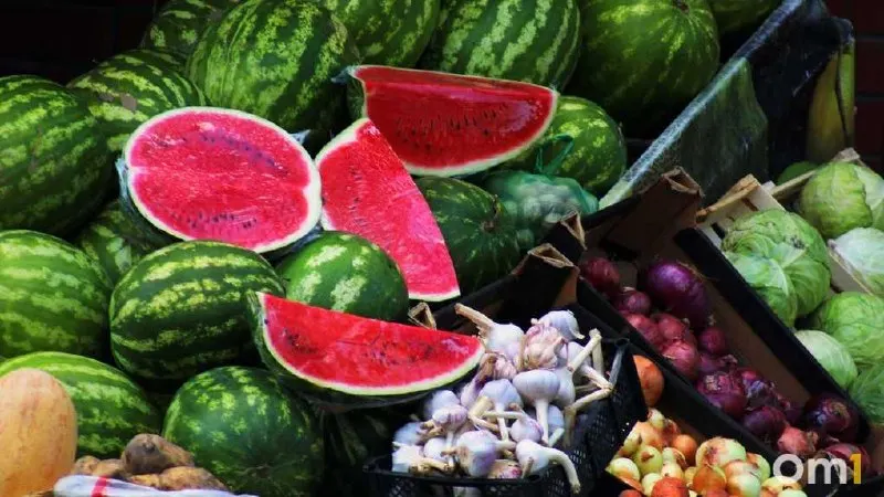 Разрезанные арбузы и дыни могут представлять риск для здоровья из-за возможного размножения бактерий в местах повреждений; покупайте плоды только в проверенных торговых точках.