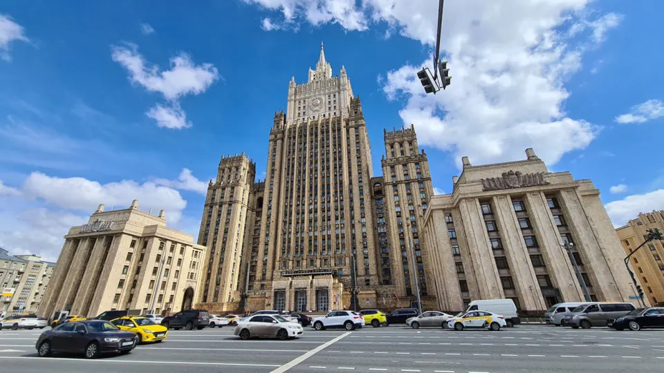 Россия настаивает на решении коренных причин кризиса как условии для любого прекращения активной фазы конфликта. В комментариях отмечаются роль США, дипломатические попытки и перспектива урегулирования на основе своих интересов.