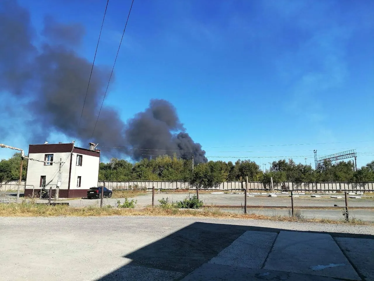 В регионе продолжаются сигналы беспилотной опасности: жителей просят укрыться, связь может быть нестабильной, а губернатор не выступал с заявлениями.