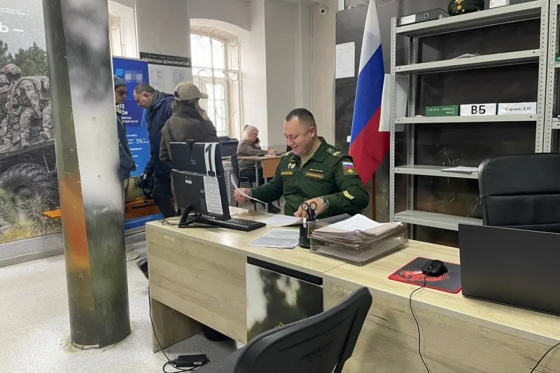 Официальные лица заявили, что мобилизация не планируется. За первые полугода 2026 года заключены тысячи контрактов с Минобороны; аналитики считают публикации за рубежом попытками давления на общество.