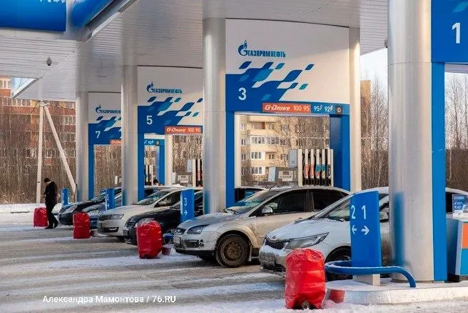 Лимиты на топливо сняты в Петербурге, Ленинградской области, Москве и ещё в девяти регионах России. Клиентам доступна оплата после заправки.