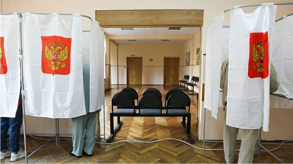 Новый документ для партийных наблюдателей критикуется рядом политиков как попытка имитировать надзор. В нём описаны правила фиксации нарушений и роль наблюдателя; к участию в сотрудничестве присоединились восемь партий, но некоторые отказались и выражают сомнения в эффективности.
