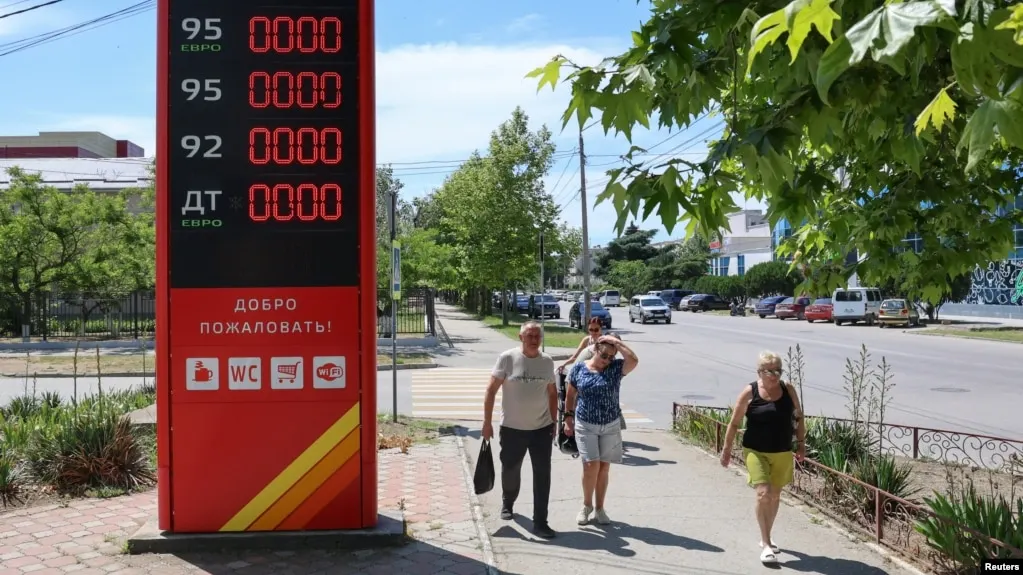 Бензин исчезает на большинстве заправок Геленджика и ближайших населённых пунктов; власти публикуют перечень работающих станций, очереди достигают сотен автомобилей.