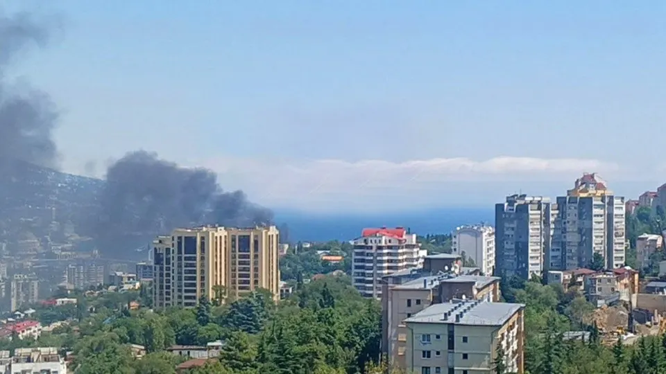Украина нанесла удар по побережью Ялты беспилотниками; произошёл пожар у набережной и введены меры безопасности.
