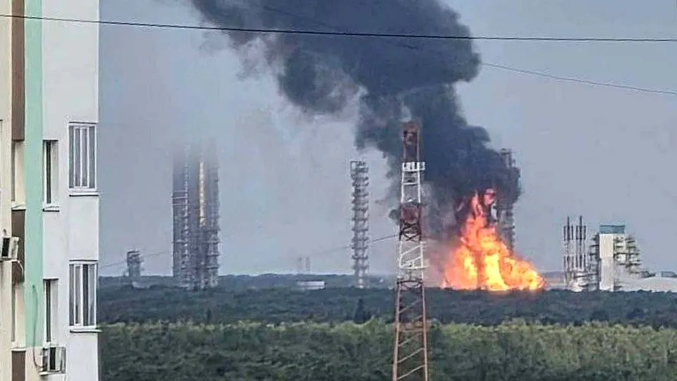 После атаки беспилотников остановлено производство на заводе «Запсибнефтехим» в Тюменской области, что повлекло перебой в выпуске полимеров и СУГ и затронуло цепочки поставок.