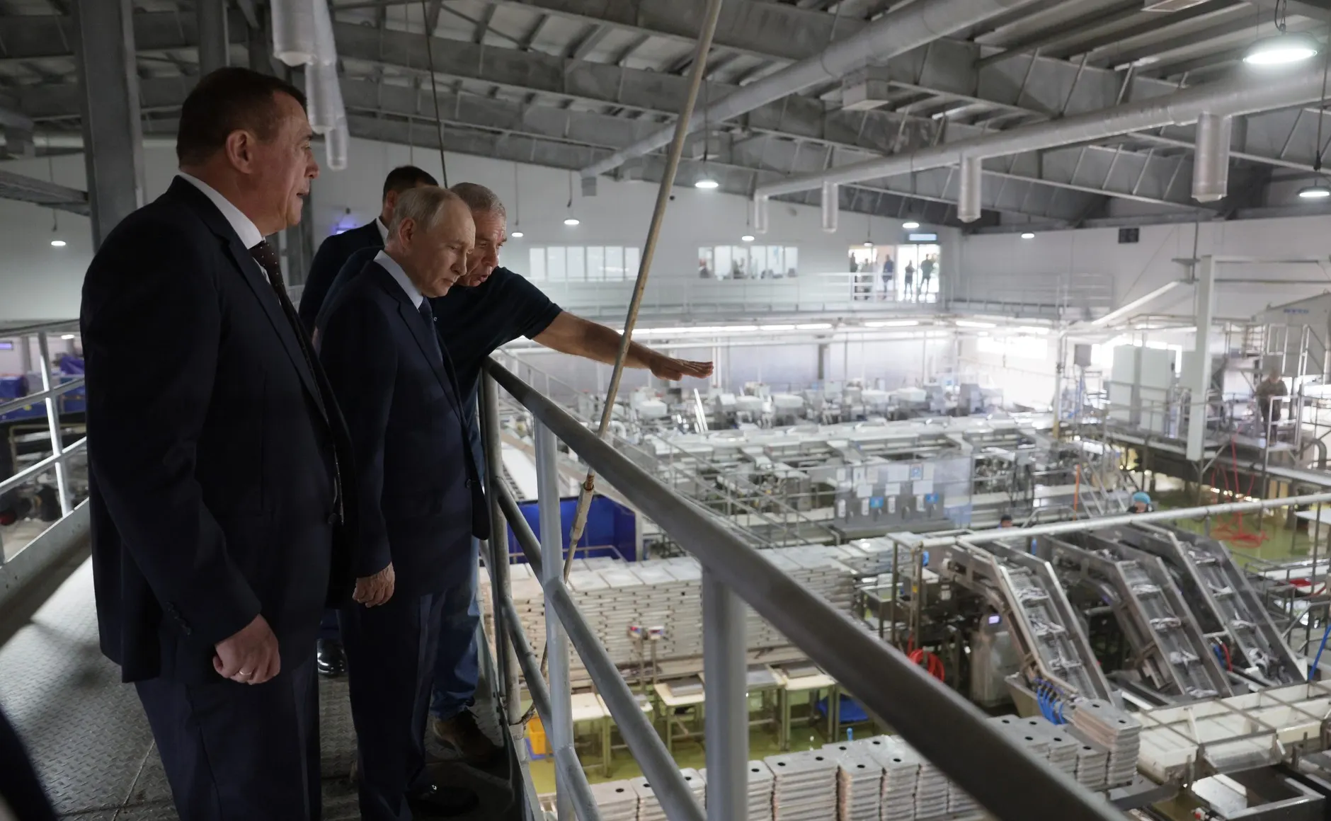 13 августа президент побывал на Курильских островах, усилив обсуждение мирного договора и отношений между Москвой и Токио; стороны высказались по итогам визита.