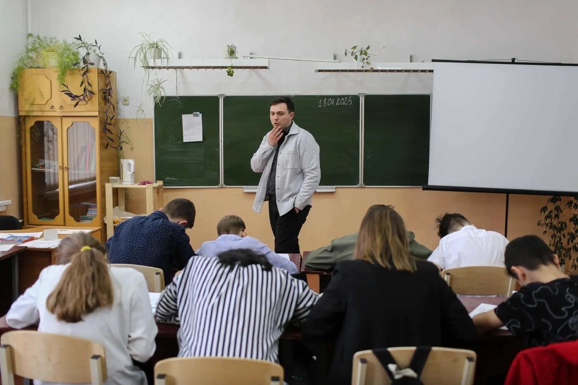 Часть школьников получила дополнительный час истории в обновленной программе, общая нагрузка растёт не для всех.