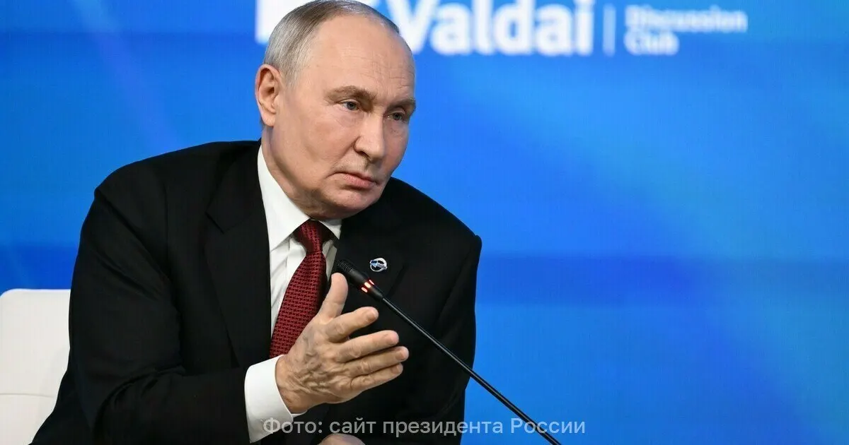 Президент отметил, что россияне шли голосовать, не обращая внимания на угрозы извне, и призвал к активному участию в голосовании.