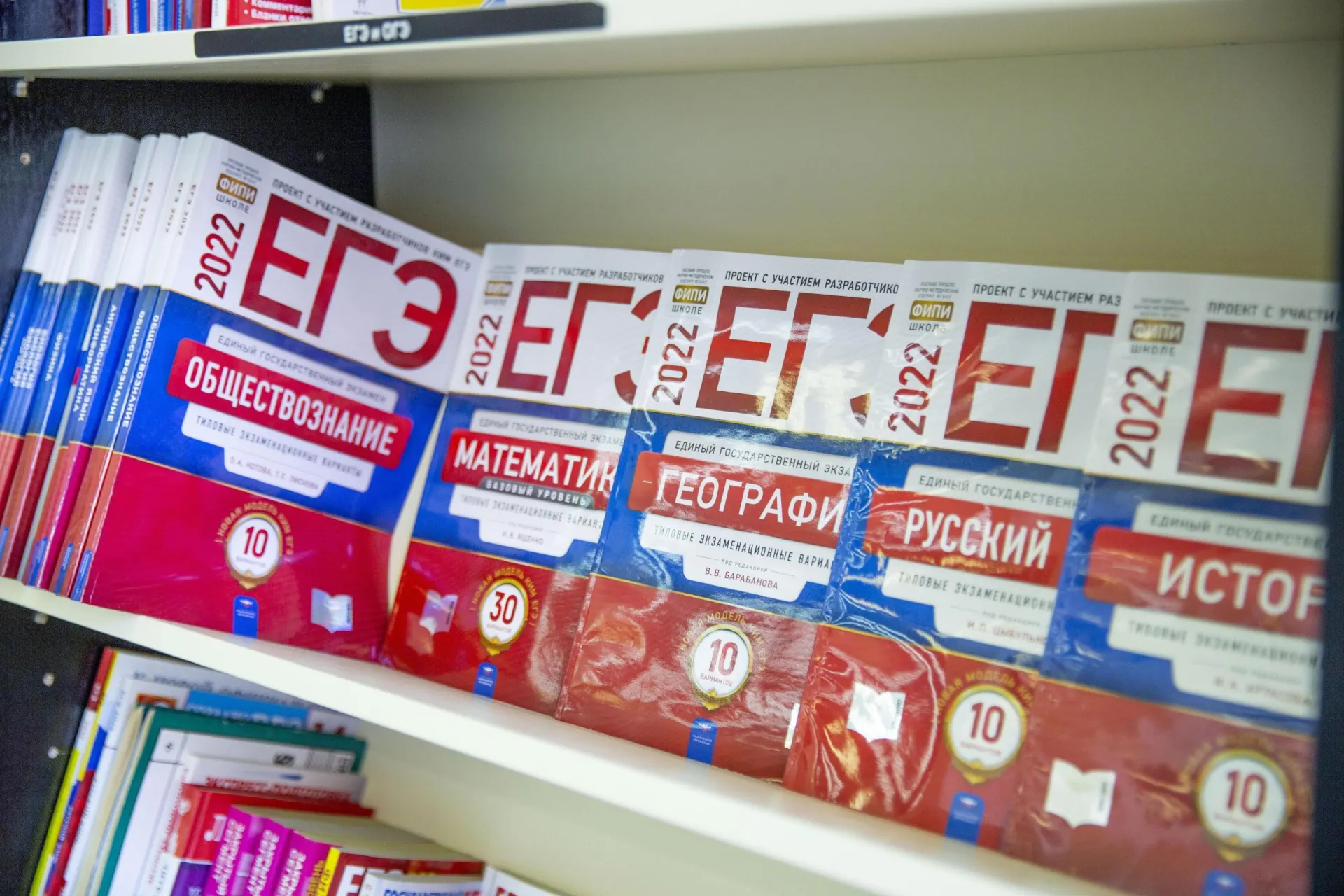 Повышение порога ЕГЭ может затронуть государственные и частные вузы по всей России.